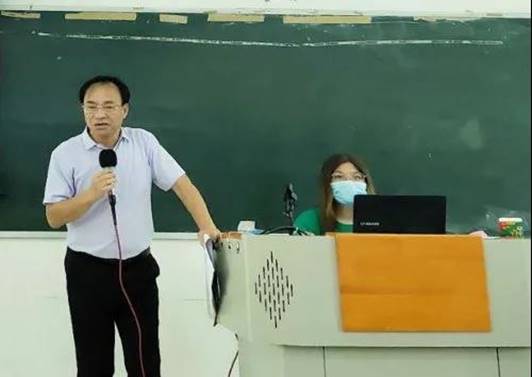 图片包含 男人, 站, 球拍, 女人
描述已自动生成