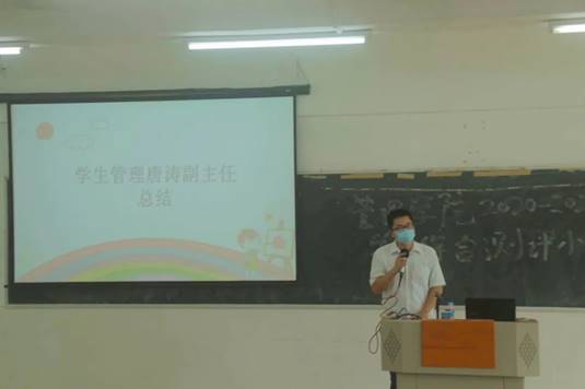图片包含 男人, 室内, 天花板, 桌子
描述已自动生成