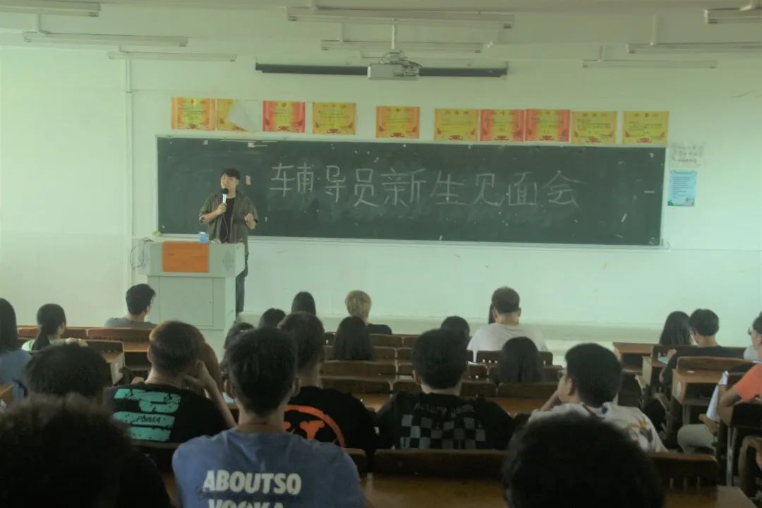 会议室里的人们  描述已自动生成