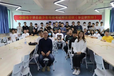 学生认真听讲 学生认真听讲